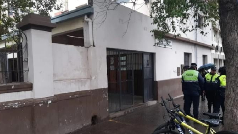 Tucumán: un alumno de 14 años llevó un arma a la escuela y disparó dentro del aula