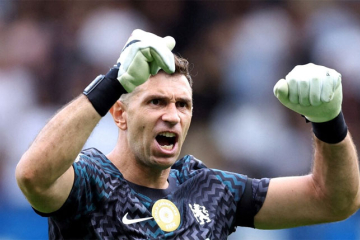 Dibu Martínez fue presentado en el Chelsea y tuvo su debut con victoria