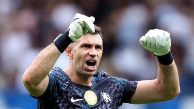 Dibu Martínez fue presentado en el Chelsea y tuvo su debut con victoria