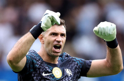 Dibu Martínez fue presentado en el Chelsea y tuvo su debut con victoria