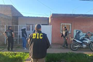 Cayeron dos hombres vinculados con el robo de una moto