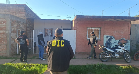 Cayeron dos hombres vinculados con el robo de una moto