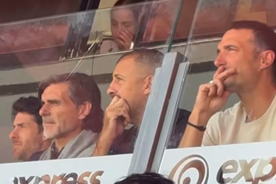 El cuerpo técnico de la selección estuvo en el partido de la Sub 19