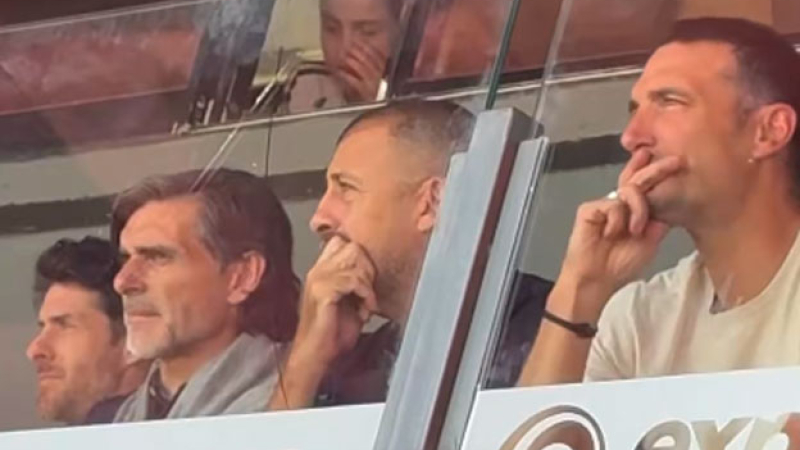 El cuerpo técnico de la selección estuvo en el partido de la Sub 19
