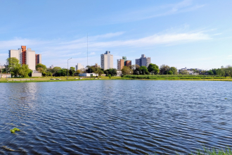 Invitan a descubrir la Resistencia escondida, pedaleando entre lagunas y el Río Negro