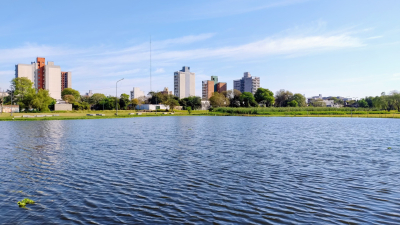 Invitan a descubrir la Resistencia escondida, pedaleando entre lagunas y el Río Negro