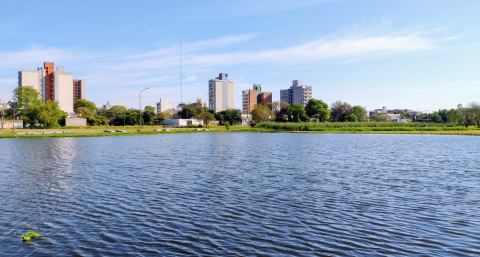 Invitan a descubrir la Resistencia escondida, pedaleando entre lagunas y el Río Negro