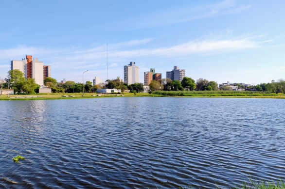 Invitan a descubrir la Resistencia escondida, pedaleando entre lagunas y el Río Negro
