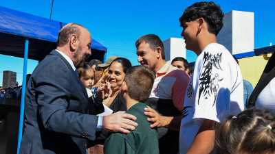 El gobernador entregó viviendas a 80 familias en Laguna Blanca