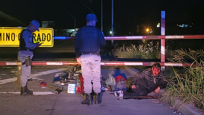 Un motociclista se encuentra grave después de chocar contra un vallado