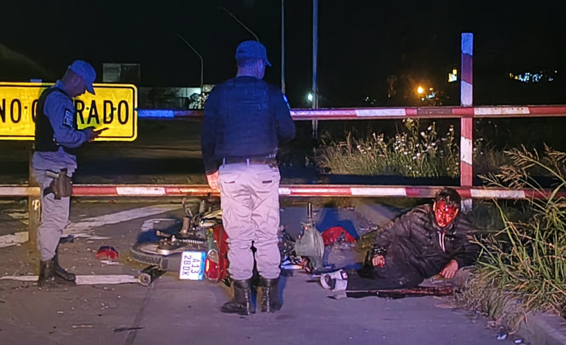 Un motociclista se encuentra grave después de chocar contra un vallado