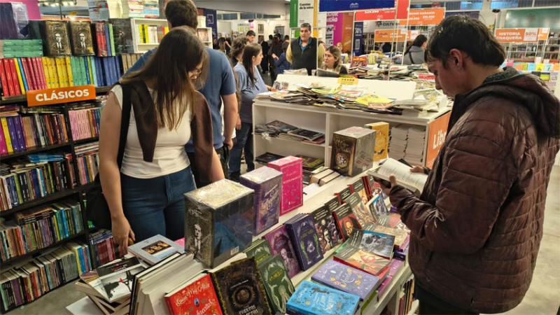El veterano de guerra Martín Bacs presenta dos libros didácticos sobre Malvinas