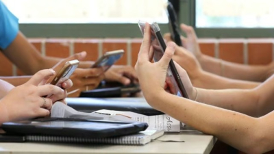 Pacto de familias para postergar el celular propio y regular las pantallas