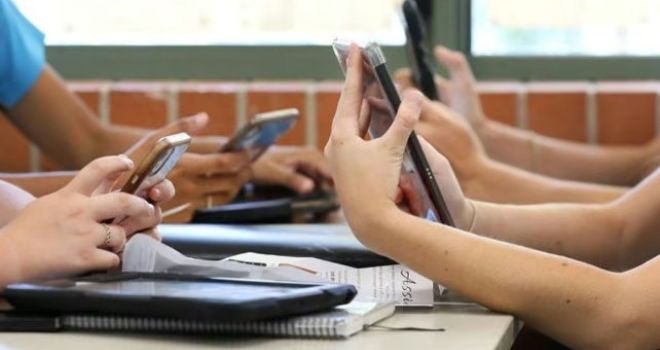 Pacto de familias para postergar el celular propio y regular las pantallas