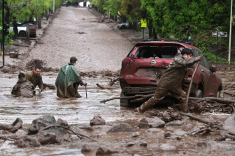 Un alud de agua y barro arrastró autos e inundó calles de la capital chilena