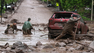 Un alud de agua y barro arrastró autos e inundó calles de la capital chilena