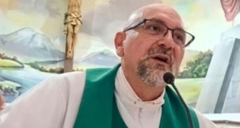 Un sacerdote murió aplastado por una cruz en plena misa