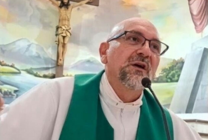 Un sacerdote murió aplastado por una cruz en plena misa