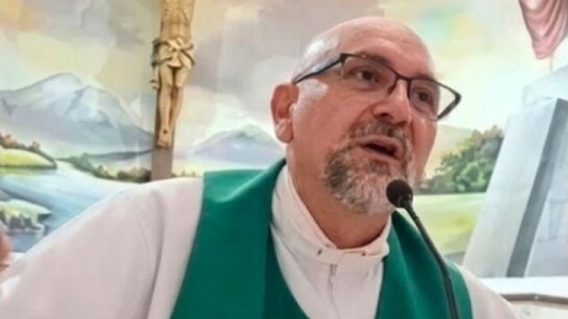 Un sacerdote murió aplastado por una cruz en plena misa