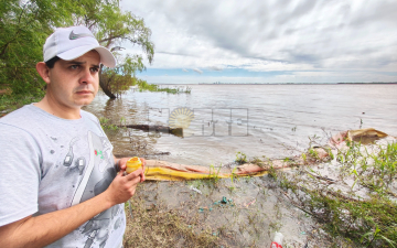 Drama en Puerto Vilelas: más familias salen de sus casas por la crecida del río