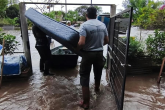 Bomberos ayudan a familias evacuadas de Tres Bocas