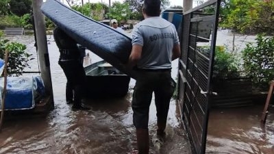 Bomberos ayudan a familias evacuadas de Tres Bocas