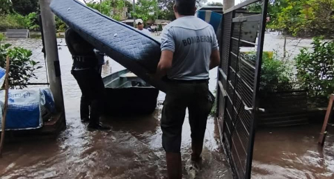 Bomberos ayudan a familias evacuadas de Tres Bocas