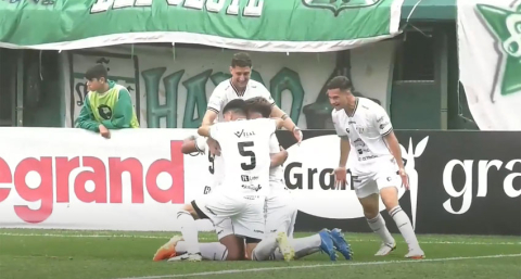 For Ever se despachó con una goleada en Caballito y amargó al puntero Ferro