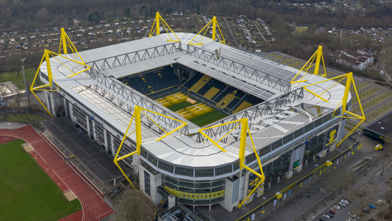 Borussia Dortmund premia a sus hinchas por no usar el celular durante los partidos