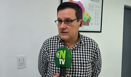 Entrevista con micrófono verde