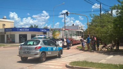 Menor en una moto se mata al estrellarse contra un colectivo
