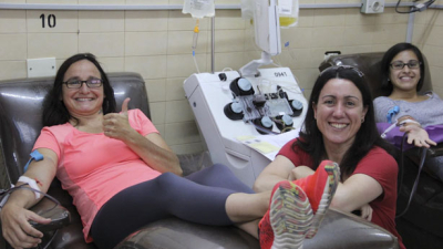 Una mujer llevó a 10 amigos a donar sangre para celebrar su cumpleaños