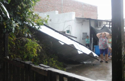 Temporal causó voladura de techo de una  iglesia, caída de antena y postes de luz 