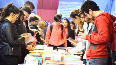 Los jóvenes siguen leyendo libros y lo hacen guiados por la familia y las redes sociales