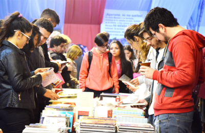 Los jóvenes siguen leyendo libros y lo hacen guiados por la familia y las redes sociales