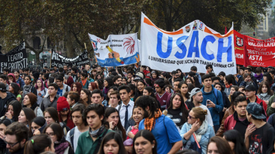 Chile: masiva protesta estudiantil por exceso de endeudamiento