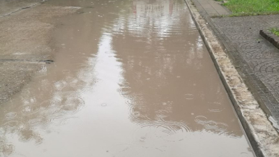 Vecinos reclaman por agua estancada en la cuadra de la Peña Martín Fierro
