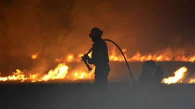 Voraz incendio puso en peligro el Aeroclub y una envasadora de agua