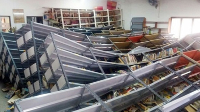 Más de 20 mil libros cayeron al desmoronarse estantes en Biblioteca Popular Almafuerte