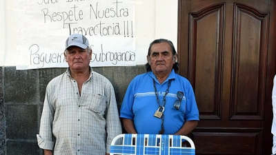 Quitilipi: empleados municipales se encadenaron frente a la intendencia