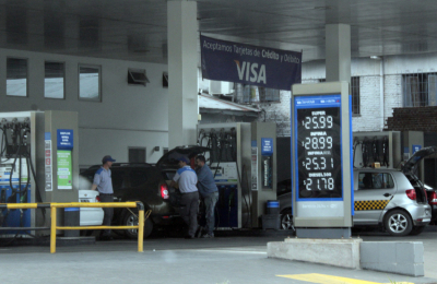“Los aumentos de los combustibles seguirán al ritmo del dólar”, dice Díaz