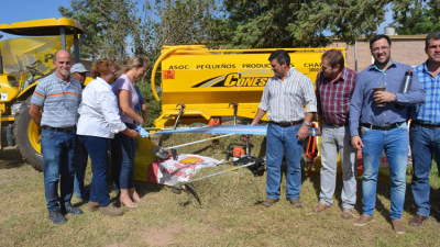 Entrega de herramientas a productores y reunión de la mesa productiva en Charata
