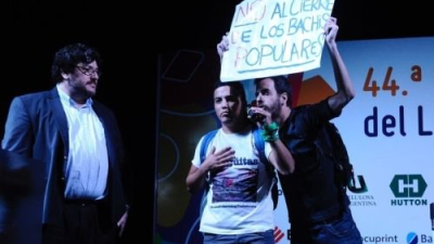 Escándalo y protesta al Inaugurar la Feria del Libro