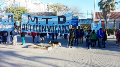 Protesta y complicaciones en el tránsito en cercanías de la Municipalidad