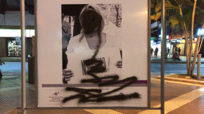 Ataque vandálico a muestra de fotos en la Peatonal