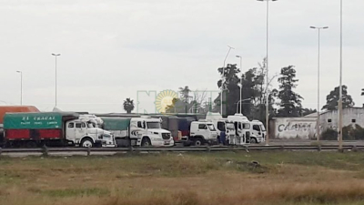 Mas de un centenar de transportistas de carga se manifiestan en la rotonda de rutas 16 y 95