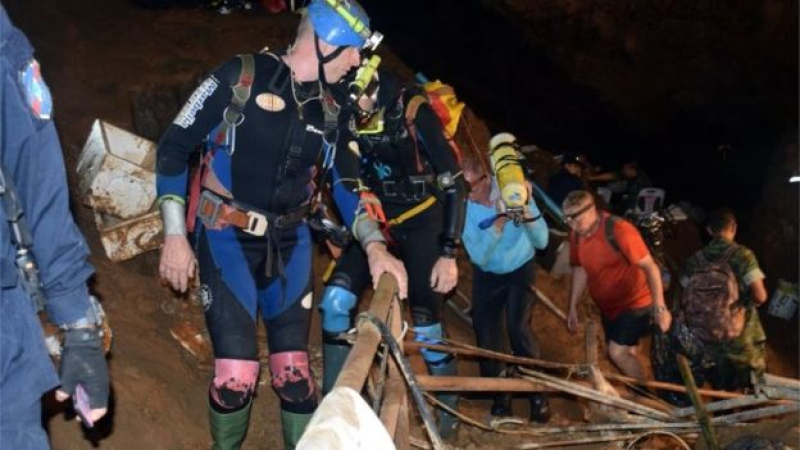 Encontraron con vida a los jóvenes desaparecidos en una cueva de Tailandia