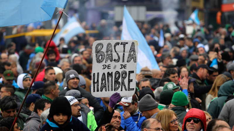 Jornada patria con manifestaciones contra el acuerdo con el FMI