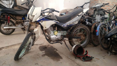 Trágico accidente entre una moto y un camión en zona rural