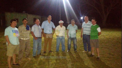 El municipio de Tres Isletas colabora con la iluminación del predio deportivo de una escuela rural